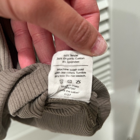 MATE the Label Ribbed V-Neck Tank Top - Picture 6 of 6